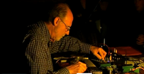 La petite chaîne des liens vidéos n°10- Keith Rowe, tabletop electric guitar