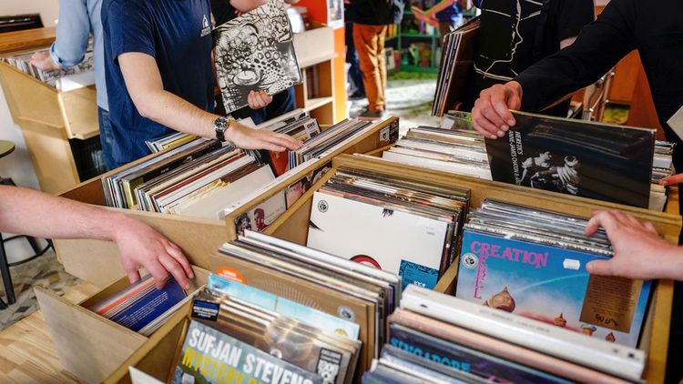 « On se bat pour faire vivre nos boutiques » : malgré le retour du vinyle, les disquaires indépendants broient du noir
