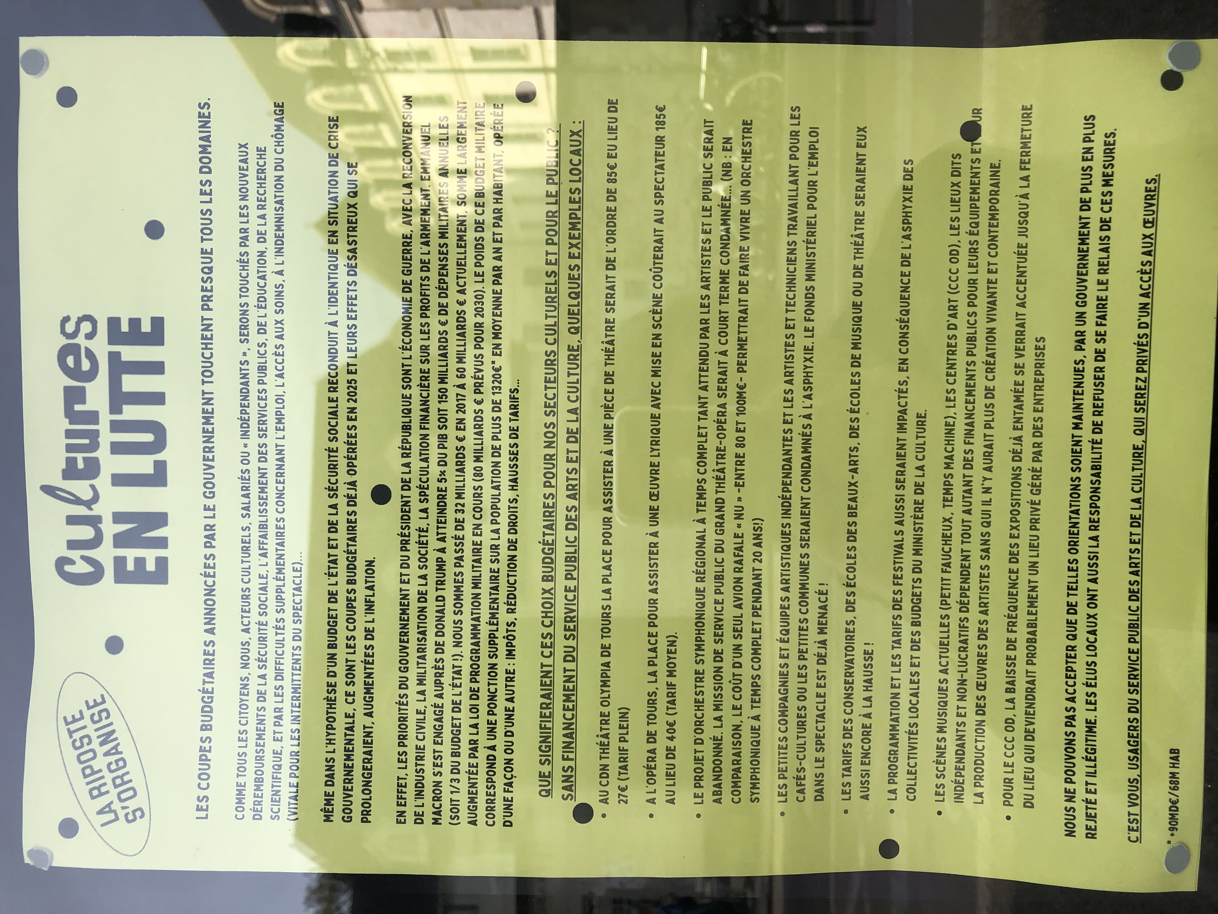 VU SUR LA VITRINE D'UN CINEMA À TOURS